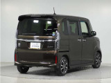◆路外逸脱抑制機能◆システムが車線(実線、破線)を検知し、ディスプレー表示とステアリング振動の警告で注意を促すとともに、車線内へ戻るようにステアリング操作を支援します。