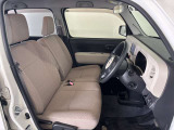 【運転席】座り心地が良いシートなので長時間の運転でも快適にお過ごしいただけます。新品のフロアマットのご注文も可能です。掲載箇所以外にご希望の写真がございましたらお気軽にお問い合わせ下さい。