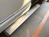 【電動サイドステップ】車高の高いお車でも、これがあれば小さいお子様の乗り降りも楽々♪スライドドアと連動して作動する為、煩わしい操作は不要です!