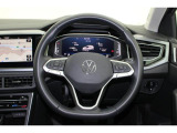 Volkswagen全車共通の上質な本革を使用した手触りのしっとりとしたステアリングです。唯一素肌が触れるハンドルは上位モデルと同じ握り心地になっております。