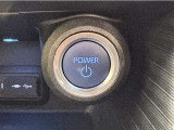 システムスタートボタンです。キーが車内にあれば、HVシステムの始動・停止はブレーキを踏んでスイッチを押すだけ!キーを取り出す手間を省き、ワンプッシュで簡単でスムーズです。