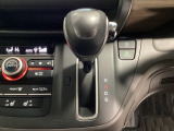 CVT車のセレクトレバーです。低速から高速まで、変速ショックのないスムーズな走りを実現するとともに、エンジン効率のよい領域を維持することで燃費にも貢献します。
