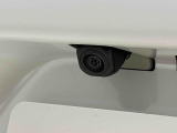 バックカメラ装備 ナビゲーション等を装着した場合には車両の前後左右に搭載した4つのカメラにより、車庫入れや狭い道でのすれ違いをしっかりサポートするパノラマモニター対応カメラが付いてます