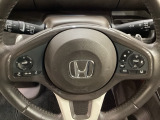 ハンドルにHondaセンシング系のクルーズコントロールやレーンキープアシストなどのスイッチと、オーディオの操作スイッチが装備されています。ハンドルから手を離さず安全に操作できます。