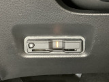 ハンドルの左下にETCがついています。高速道路の料金所の通過も楽々です。 カードの取り出しもしやすい場所についています。