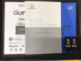 スマートキーは鍵をバッグに入れたままでもドアロックの開閉やエンジンのON・OFFができます。夜間や雨の日も鍵を探さなくて良いので便利です。