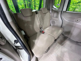 後部座席も気になるようなキズ・汚れやへたり等、大きなダメージはなく、良好な状態です。