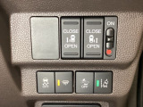 両側電動スライドドアは運転席から操作ができるよう、操作スイッチが付いています。Hondaセンシング用のVSA(ABS+TCS+横滑り抑制)解除と路外逸脱抑制機能のオンオフスイッチなどがあります。