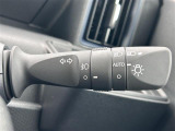 【オートライト(AUTO)】外の明るさをシステムが感知して、自動でヘッドライトが点灯します!ヘッドライトをつけ忘れを防ぐ便利機能です。