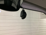 後方にもドライブレコーダーのカメラが付いています。前後両方でお車の周りを監視・記録いたします。