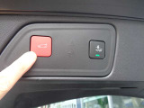 バンパー下部への足先操作でオープン可能なハンズフリー電動テールゲート装備。両手で荷物を抱えている時などでも、便利に使えます。、