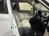 【フロントシート】足元ゆったり快適です♪
