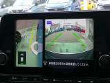 空から見下ろすような視点で、スムースな駐車と安全確認をサポートします。