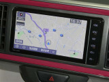 【7インチ純正ナビ】純正ナビを装備。タッチパネル式で使いやすく、詳細地図により目的地をピンポイントで設定できます。初めての道でも迷いにくく、ロングドライブも快適ですよ♪
