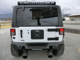 カスタム多数でかっこよく決まったJEEPラングラーの入庫です!2.5インチリフトUP・ギブソンマフラー・BALLISTC18インチAW・社外前後バンパー・社外サイドステップ・社外ルーフキャリア!