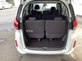 荷室は3列目シートを立てたままでも十分な容量があります。