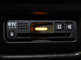 装備されているビルトインタイプのホンダ純正ETC車載器です。セットアップしてからご納車致します。ETCカードを差し込めば高速道路の出入り口ゲートを楽々通過出来ます。