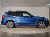 【BMWの伝統-3】BMWのお車は、&ldquo;駆け抜ける歓び&rdquo;を体現しております。走行の安定性とコーナリングの良さを追求し、思い通りにハンドルの操作可能です。