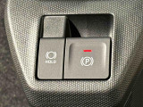 指先だけで簡単に操作が可能な電動パーキングブレーキを採用。「HOLD」スイッチを押すと、渋滞や信号待ちなどでブレーキペダルから足を離しても、ブレーキを保持するので安心です