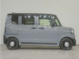 リアには左右スライドドアを採用。狭い駐車場でも開閉しやすく、強風の日でもドアが煽られにくくなっております。小さなお子さまやご年配の方も安心して乗り降りできます。
