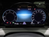 デジタルコックピットを装備。速度計や走行距離、車両情報を高精細に表示します。