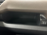助手席側インパネトレイは大きくて小物を置いても走行中に物が落ちてこないので使い勝手が良いです♪USBとHDMIソケット付きです♪