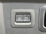 【パワーバックドア】スマートキーや運転席のボタンを押すだけでリアゲートが自動で開閉します!荷物を持っている時や、高い位置にあるバックドアを閉める際に便利な機能です♪