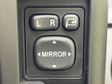 【電動格納ミラー】サイドミラーは電動格納式となっており、狭い駐車場でもキズがつくリスクを抑えられます。