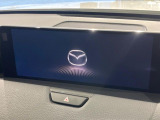 【12.3インチマツダコネクト】車内の雰囲気にマッチした大型ディスプレイ。スマホ接続でのナビ使用やBluetooth再生等、様々な機能が楽しめます。直感的なダイヤル操作が可能で、使い勝手も良好です。