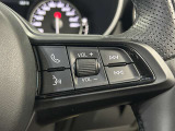 運転中も視線を逸らさず電話の応答ができます。