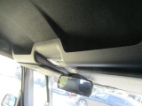 便利な大型ルーフコンソールが装置されています。
