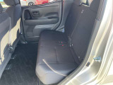 リアシートはスライド出来ますので、軽自動車なのに足元広々!ゆったり乗ることが出来ます。