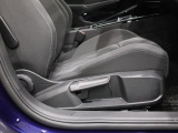 運転席シートはレバー操作による前後高さ調整が可能。体格に合わせたドライビングポジションを取れます。