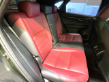 後部座席も気になるようなキズ・汚れやへたり等、大きなダメージはなく、良好な状態です。