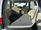 後席を前に倒せばさらに広々としたラゲージスペースに!!