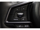 ステアリングから手を放すことなくオーディオの操作が可能なステアリングリモコンを装備。声でエアコン等の操作が可能な音声認識機能付き。