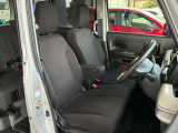 広々ベンチシートのフロントシート、寒い時期に嬉しいシートヒーター付きです。