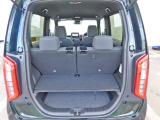 4人乗車時の荷室です。