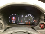 ハイブリット車専用のメーターです。右側の大型スピードメーターに加え、ステアリングスイッチを使って左のマルチインフォメーション・ディスプレイで燃費や動力伝達などの情報が見れるようになっています。