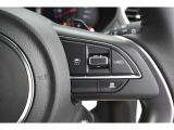 【ステアリングスイッチ右】ハンドルを握りながらクルーズコントロールの設定が可能!ハンドルから手を離さなのでこれも安全性のアップに繋がっております!