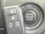 【キーレススタートシステム】カバンやポケットに入れたままでもドアの施錠・解錠が可能なスマートキーを装備。エンジンのオン・オフ時もカギを取り出す必要が無いからとっても便利です♪