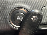 【キーレススタートシステム】カバンやポケットに入れたままでもドアの施錠・解錠が可能なスマートキーを装備。エンジンのオン・オフ時もカギを取り出す必要が無いからとっても便利です♪