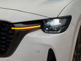 【LEDヘッドライト】悪天候や夜間走行時も良好な視界を確保し安心して運転できる高輝度LEDヘッドライトを装備!点灯速度が早く、消費電力も抑えられています。