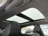 電動パノラミkックガラスルーフが装備されています。