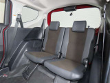 便利な5:5分割可倒式シートです。収納と乗車人数のバランスに優れています♪荷物の大きさに応じたラゲージスペースをフレキシブルに作り出せるので、シーンに応じた使い方ができます♪