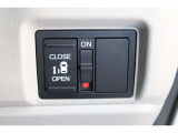 乗り降りラクラクな片側パワースライドドアが装備されてます。運転席からもリモート操作が可能です。外からはリモコンキーで開閉することができます。巻き込み防止機能もありますので安心です。
