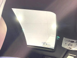 【サンルーフ】開放感たっぷりの希少装備、サンルーフが装着されています!車内に明かりを取り入れたり景色を楽しむ以外にも、車内の空気も簡単に換気できて快適です!