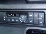 「オートエアコン」が付いています。1年中快適な室内を提供!車内温度を設定すると、風量を自動で調節してくれます。