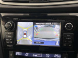 アラウンドビューモニターで車を上空から見下ろしているような映像を映し出します。周囲の状況がひと目でわかります!