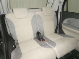 後席シートも広々としたスペースを確保しています。大人でもゆったりと座って頂けますので、大人数でのお出かけもラクラクです♪ドライブに行くのが楽しみですね♪